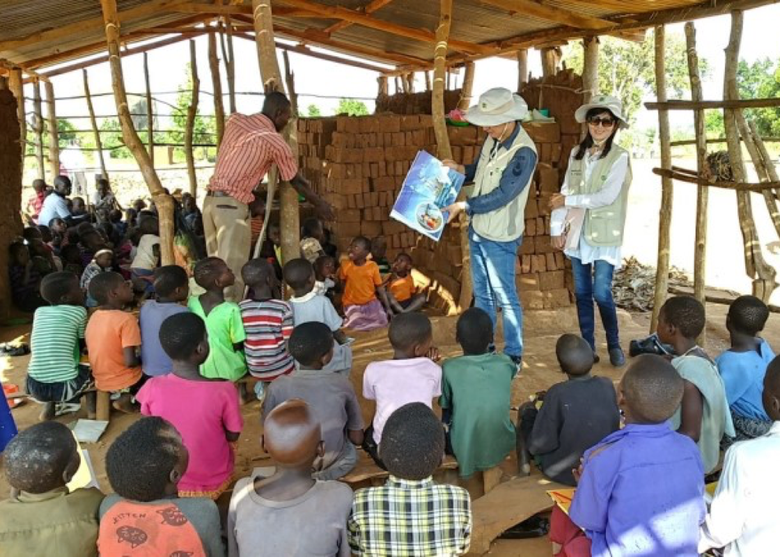 우간다 부사무 마을 아이들에게 책 읽어주기